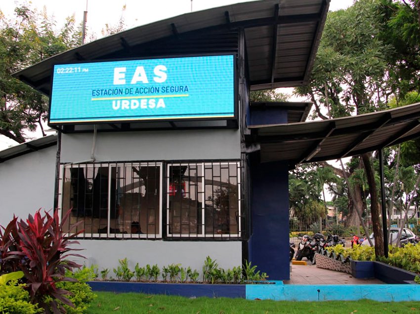 Implementamos el C5, que implica 5 centros operativos, comando, control, comunicaciones, cómputo y contacto ciudadano. Ya contamos con 4 estaciones de acciones seguras (EAS) que cuidan entornos escolares, comerciales y de transporte. En Urdesa, Kennedy, Ciudadela, La FAE,