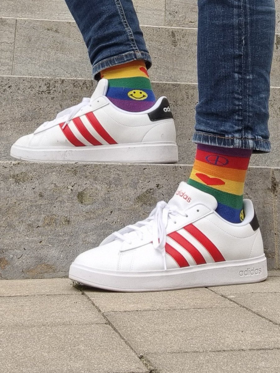 A_Kolbow's tweet photo. Heute startet die Würzburger Pride Week mit der politischen Eröffnung des CSD im Rathaus. Mit meiner Teilnahme (und der Wahl meiner Socken) setze ich ein sichtbares Zeichen für Vielfalt, Respekt und gegen Diskriminierung. Happy Pride! https://t.co/0SZlCptVle