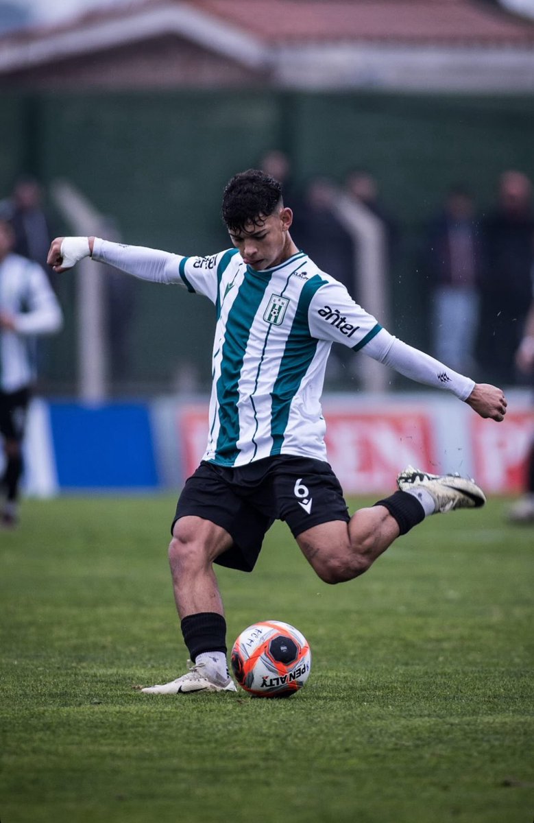 🎩🇺🇾 Thiago Espinosa vs Progreso:

➜ Asistencia
➜ 1º en chances creadas [2]
➜ 1º en gambetas completadas [4/5]
➜ 2º en duelos totales ganados [8/14]

20 años.🪄