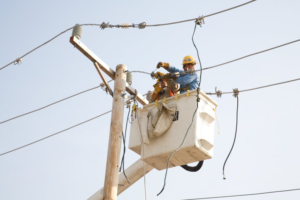 Today on Public Service Day, we want to honor the utility line workers who are giving back to our communities every day by servicing the grid and ensuring people retain access to reliable and resilient power!👏

#PublicServiceDay