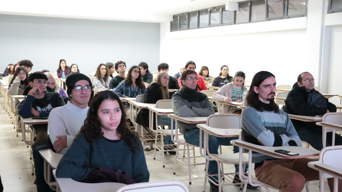 El lunes 23 por la mañana el Dr. Emilio Donoso expuso sobre el Observatorio #VeraRubin en la Sala Multimedia de Exactas.
La actividad fue organizada por el Departamento de Geofísica, Astronomía y Física y el Instituto de Ciencias Astronómicas, de la Tierra y el Espacio (ICATE).