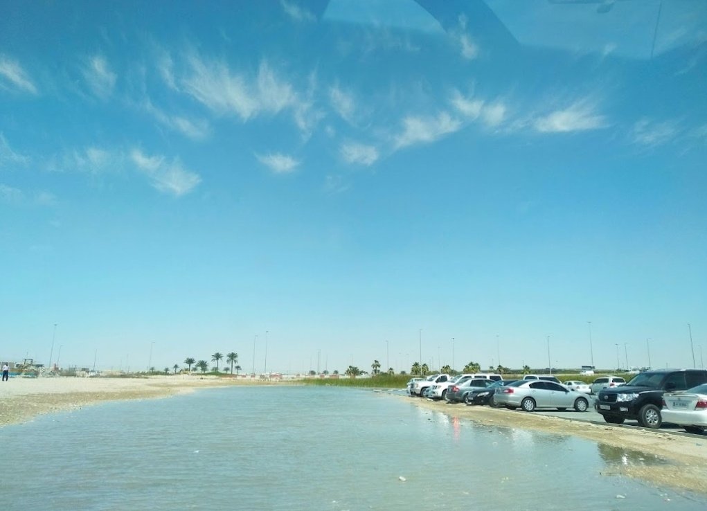 يا إخوان، والله اللي سوته إيران بقاعدة العديد في قطر شيء يشرّف ويرفع الراس! الحرس الثوري الإيراني ما قصر، أبدع ورد الصاع صاعين لأمريكا اللي ما تفرّق بين حليف وعدو. هالقاعدة، يا ناس، من سنين طويلة وهي جالسة على أرض خليجية، في قلب قطر، تتحكم وتتدخل في شؤوننا، وكأن المنطقة مزرعة