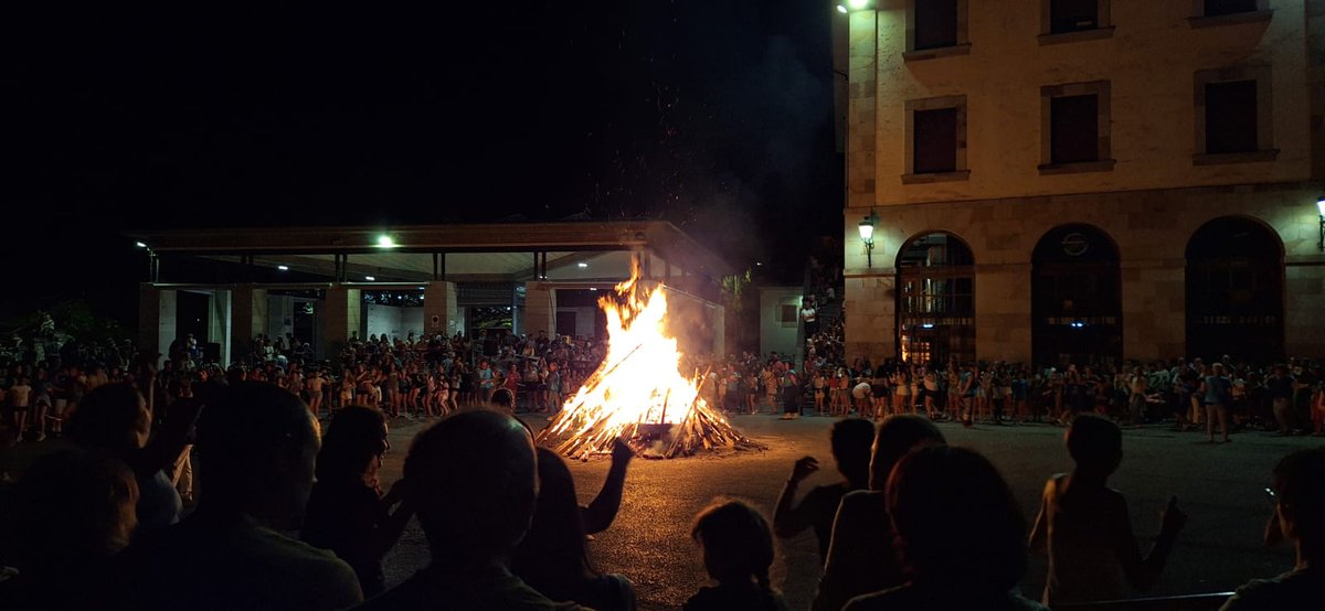 Suaren inguruan ospatu dugu udaren hasiera.

Ikastolaren antolatuta, herriko beste hainbat eragilerekin elkarlanean, doinuz eta dantzaz berotu dugu herria.

Zein ederra den horrenbeste herritar suaren bueltan dantzan ikustea!
