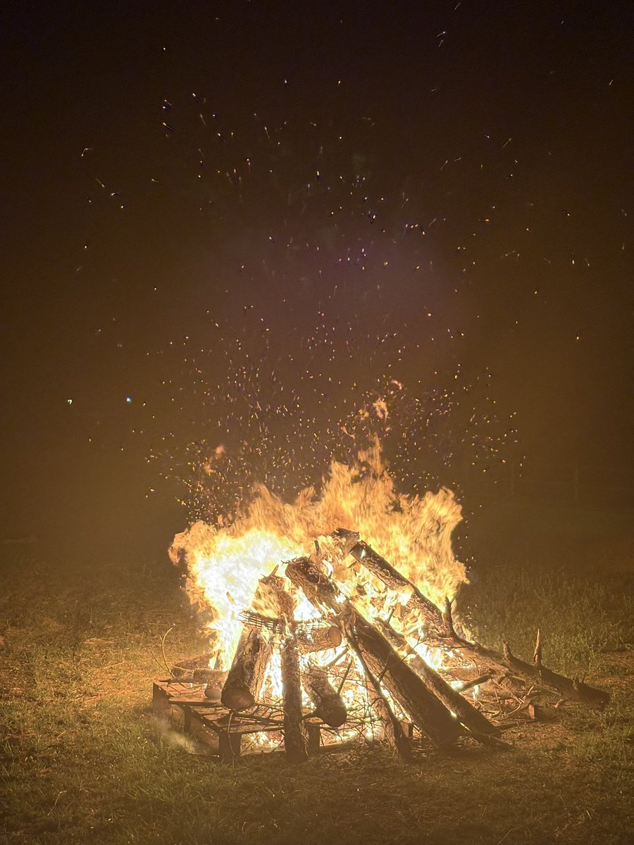 FEEC_cat's tweet photo. Les fogueres 🔥 de Sant Joan ja cremen arreu dels Països Catalans. 

Bona revetlla i gràcies a tothom que manté encesa la flama. 

#sentlamuntanya #sommuntanya #catalunya https://t.co/MWatuWevO3