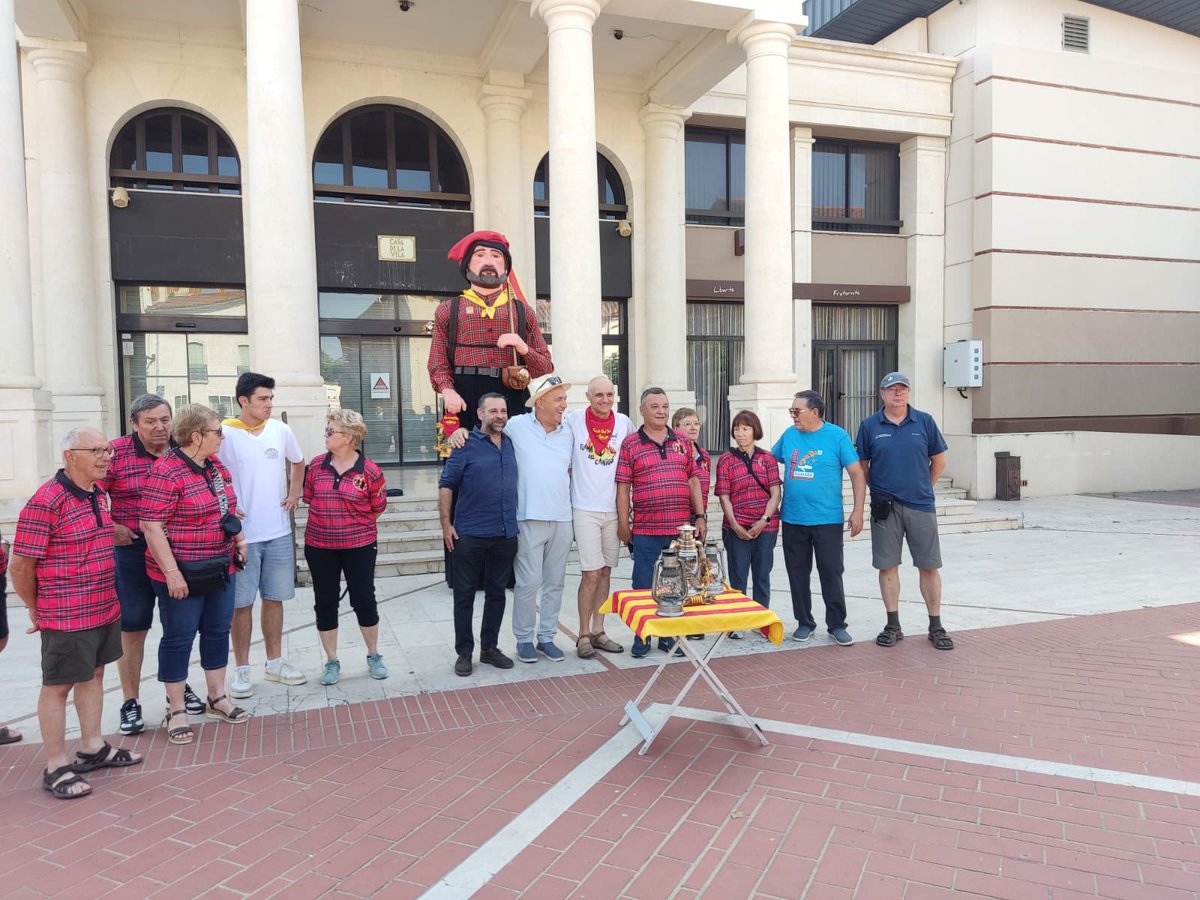 FEEC_cat's tweet photo. Les fogueres 🔥 de Sant Joan ja cremen arreu dels Països Catalans. 

Bona revetlla i gràcies a tothom que manté encesa la flama. 

#sentlamuntanya #sommuntanya #catalunya https://t.co/MWatuWevO3