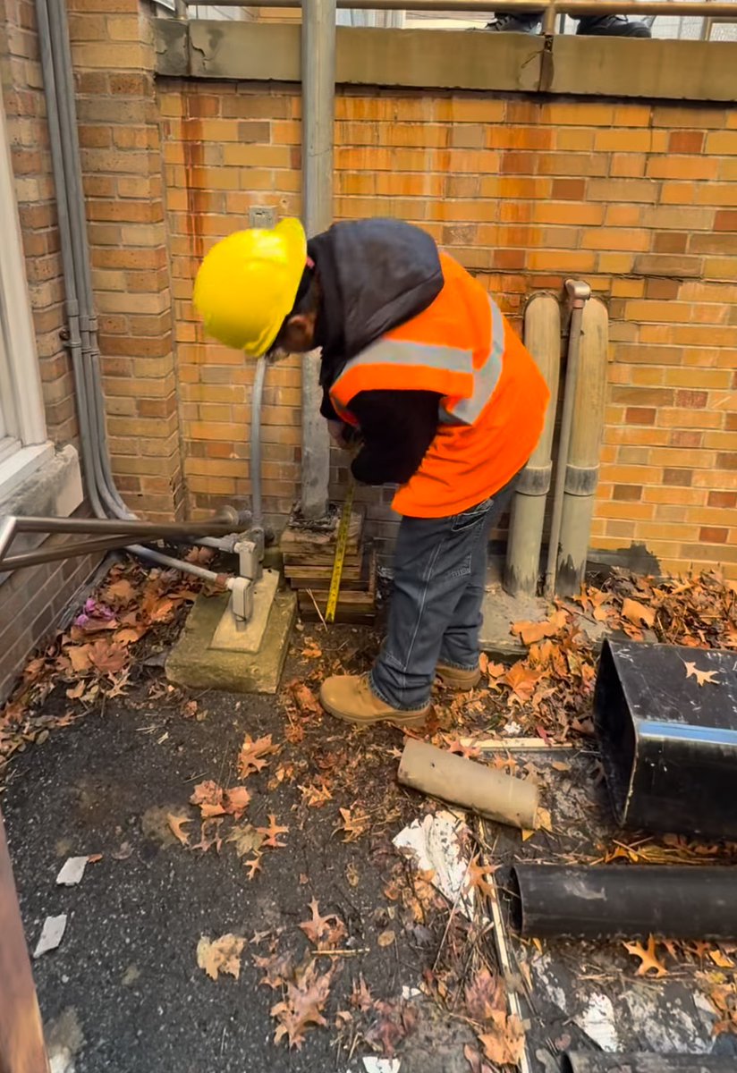GrantAssociates's tweet photo. We’re proud to celebrate Jhovany, an @NYCschools Industry Scholars Program alum who interned at Erector Masters—and just got hired as an Assistant Project Manager! 🙌

From balancing school and life to showing up with professionalism and drive, Jhovany did it! 

#Workdev https://t.co/XNbpuInXzJ