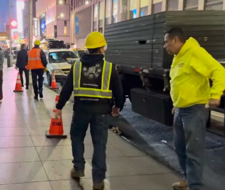 GrantAssociates's tweet photo. We’re proud to celebrate Jhovany, an @NYCschools Industry Scholars Program alum who interned at Erector Masters—and just got hired as an Assistant Project Manager! 🙌

From balancing school and life to showing up with professionalism and drive, Jhovany did it! 

#Workdev https://t.co/XNbpuInXzJ
