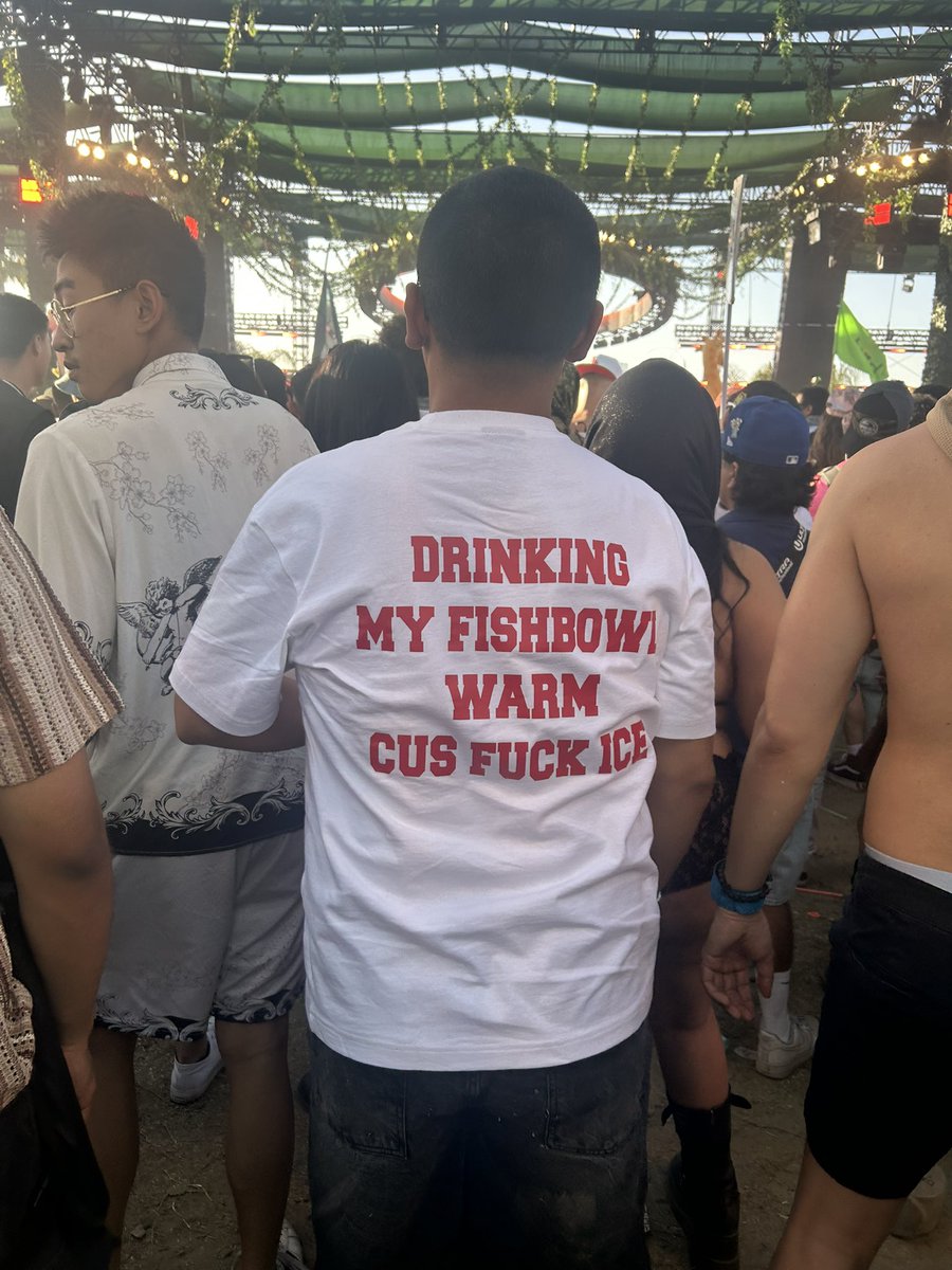 Papa_Pamp's tweet photo. It was super cool to be at Day Trip and see sooooo many people in Mexico colors, protest totems, trinkets like kandi and stickers that said “fuck ice.” People were partying, but many wanted to make political statements through their fashion. Fuck ICE! https://t.co/eCfLPu44e3