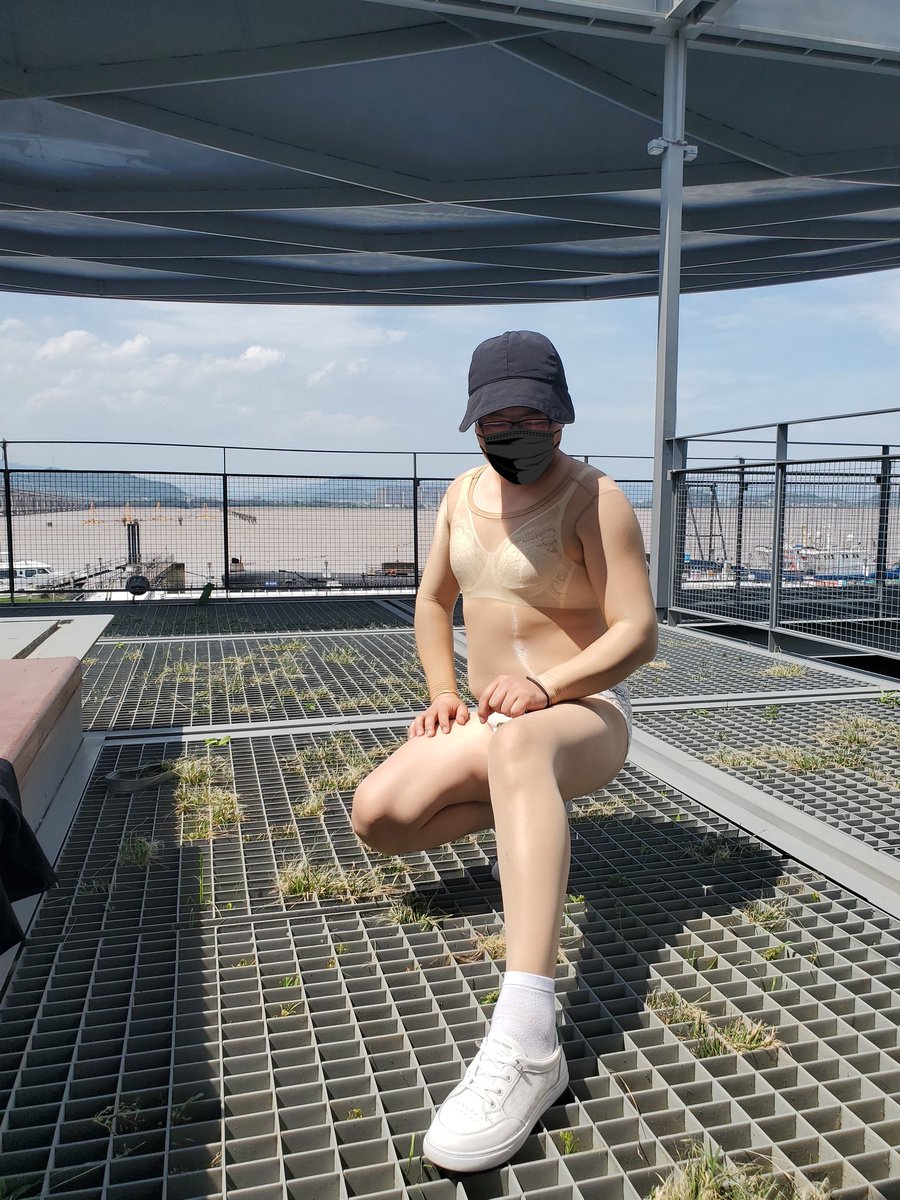 天气这么热，脱掉几件衣服也没什么关系吧
#户外漏出  #户外野裸  #露出