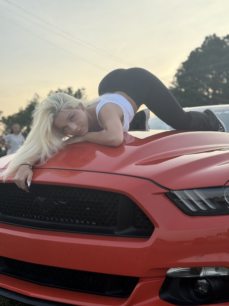 Amaliediazlove's tweet photo. Would you let me be on your car like this? https://t.co/kTVlSyZMQZ