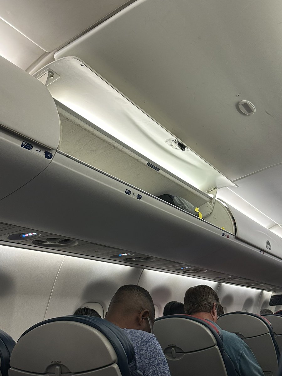 lisa_potts2's tweet photo. @Delta how much do your employees make per checked bag at the gate? Somehow mine didn’t fit 👀 https://t.co/QxDCLQQQIc