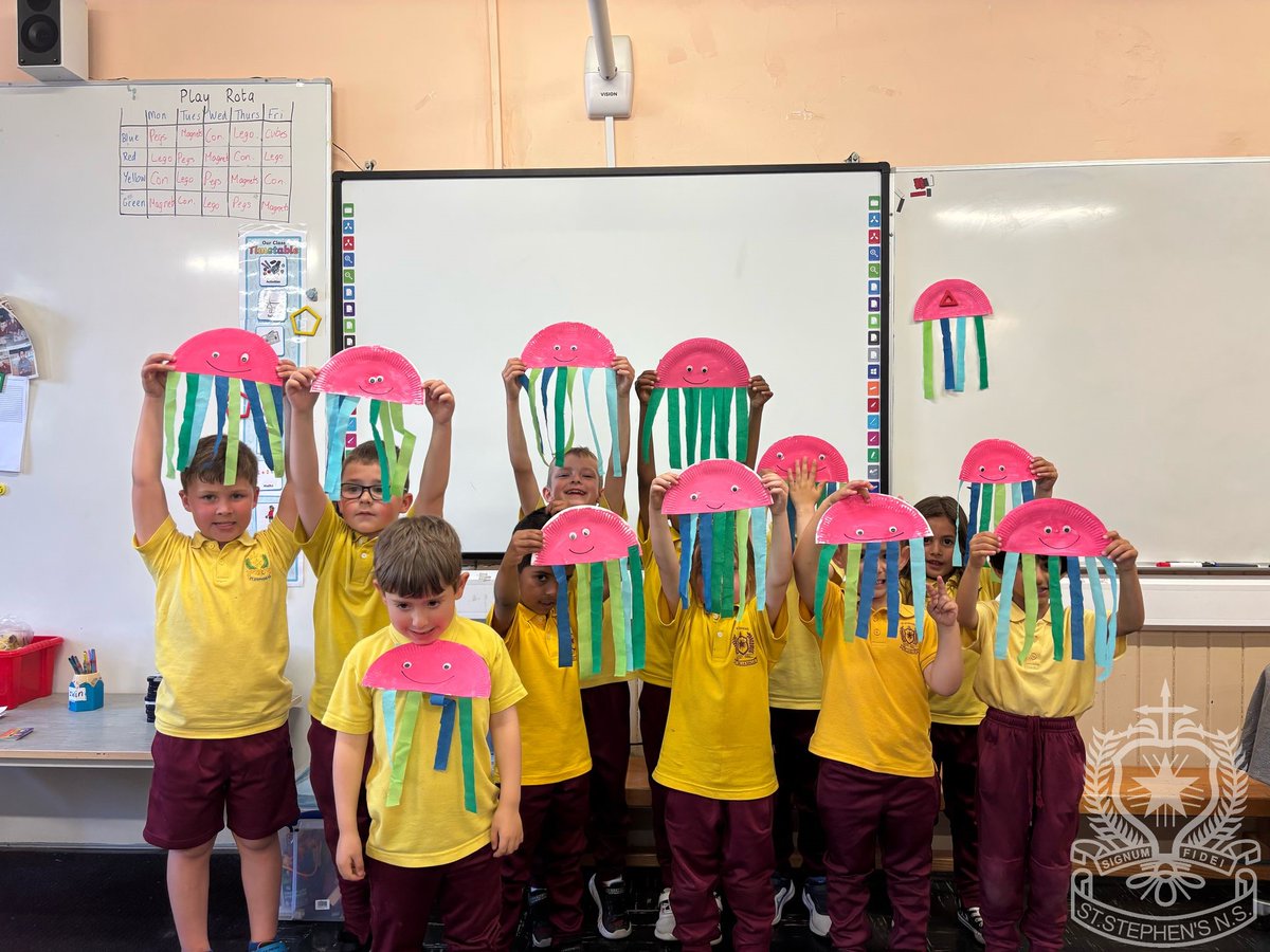 Check out the super jellyfish art work from Miss Palmer's Junior Infants! 🪼 Brilliant work from these brilliant boys!