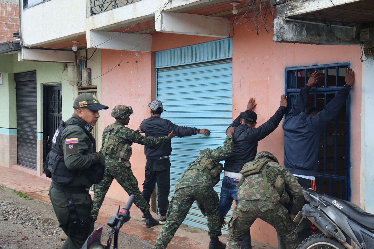 Tercera División del Ejército Nacional (@ejercito_div3) on Twitter photo 🔴 #AEstaHora | En desarrollo de la operación Justicia, tropas de la #TerceraDivisión y en coordinación con la <a href="/PoliciaColombia/">Policía de Colombia</a> lograron el rescate de nuestros 57 militares , quienes habían sido secuestrados por la población civil constreñida por el grupo armado organizado 🔴 #AEstaHora | En desarrollo de la operación Justicia, tropas de la #TerceraDivisión y en coordinación con la <a href="/PoliciaColombia/">Policía de Colombia</a> lograron el rescate de nuestros 57 militares , quienes habían sido secuestrados por la población civil constreñida por el grupo armado organizado