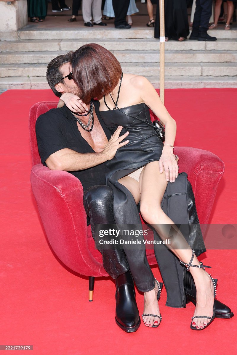 Hay que ser amargada para no disfrutar de verle feliz y enamorado. Poner escusas y decir que no pegan como pareja y que es un montaje, porque no está a tu disposición para que lo persigas para la 2543 foto es de ser ridícula. 
Que viva el amor ❤️‍🔥🥰
#canyaman 
#sarabluma