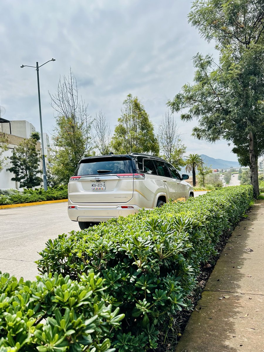 Comenzamos la semana al volante del nuevo Jeep Commander 2025. SUV con full seguridad, capacidad para hasta 7 pasajeros, tecnología de última generación y motor turbo cargado 👊🏻💥 ya les platicamos detalles en la semana, y nuestro análisis completo en YouTube 👍