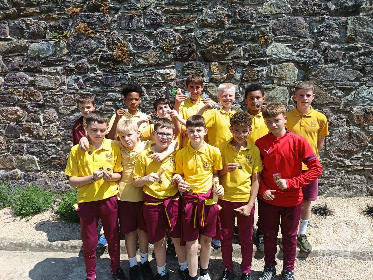 A smashing photo of some of our departing 6th Class boys who have played GAA over the past few years and represented our school with pride and distinction. Thanks for your efforts and we hope that you'll all continue the sport in secondary school. Best of luck, boys!