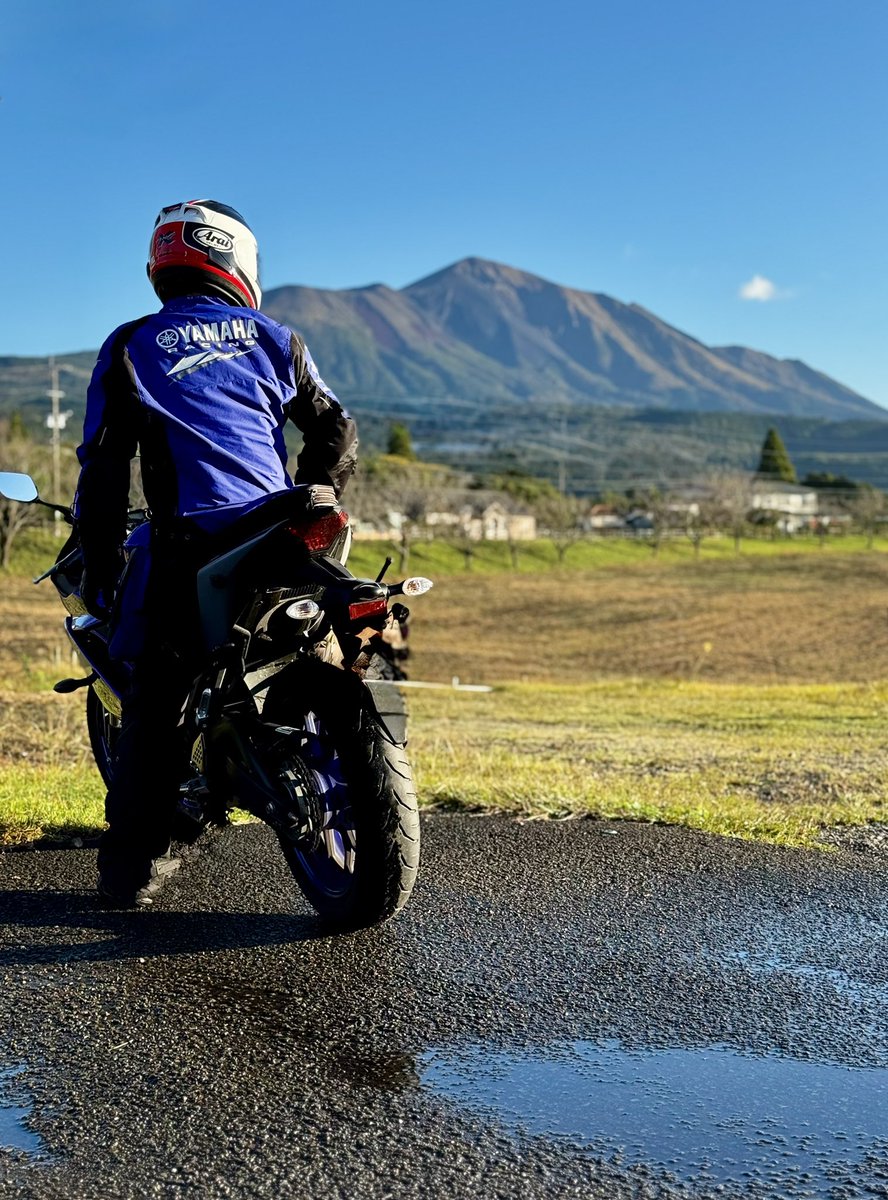 鹿児島より

霧島連山 高千穂峰(たかちほのみね)

#後ろからの姿も美しい見た人もやる

雨上がりの 青空

まだ 濡れている 路面

朝陽を浴びる 霊峰…