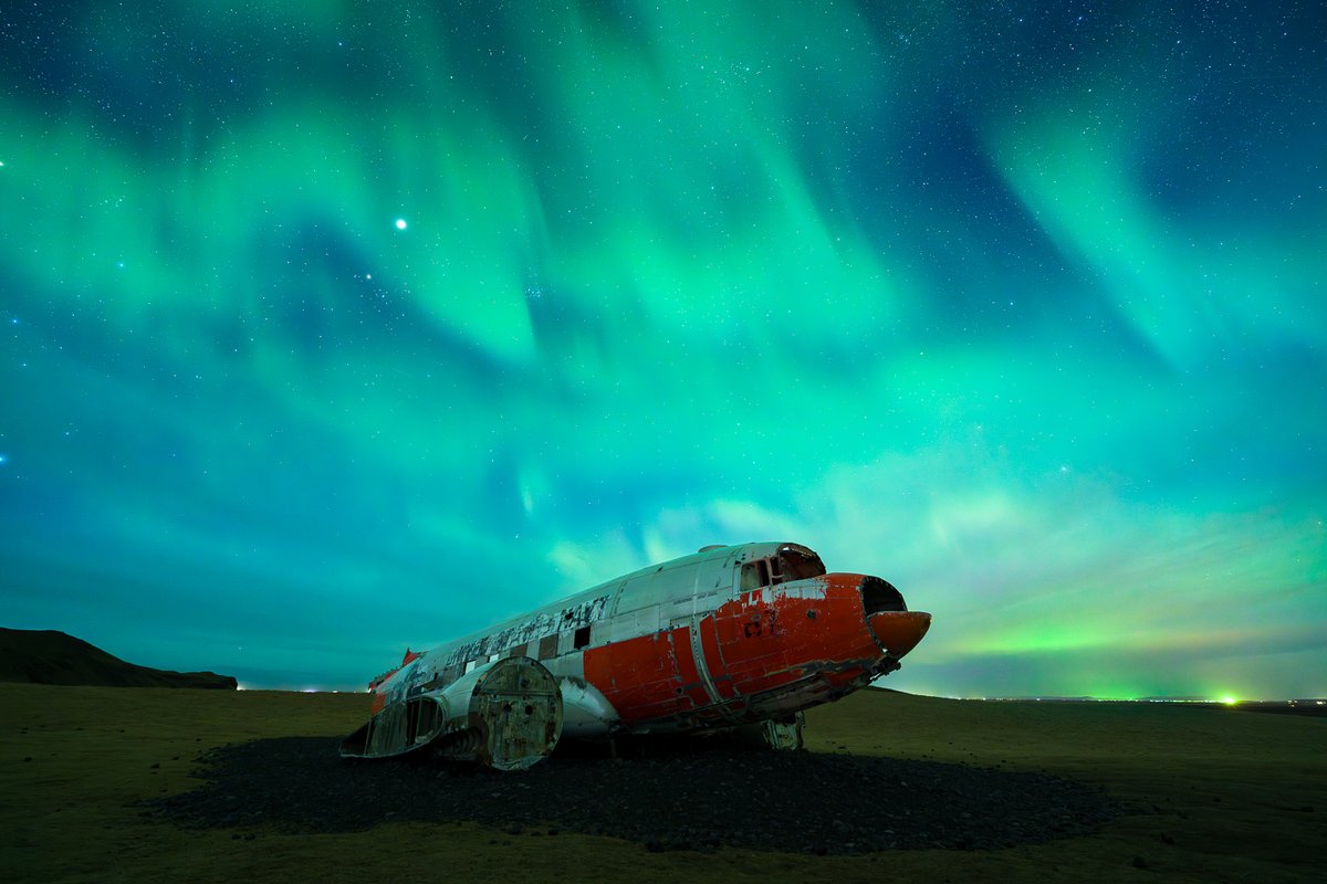 Eco de un vuelo que nunca volvió...
Los restos del viejo DC-3 sobre la arena negra de Sólheimasandur parecen resistir el tiempo bajo la danza etérea de la aurora. Un monumento al accidente, al azar… y a la belleza de lo inhóspito.

#SonyAlpha