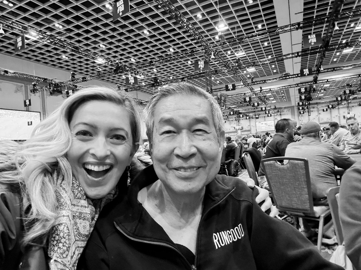 LuckyJadeJules's tweet photo. The $500 freezeout 🥶 was going so beautifully (despite the arctic 🐻❄️ conditions): but then our table broke, and in a 4300 person field we draw the legend himself on our direct left 🤣 - the unbeatable Papa Karn… 🥰🤩🥹 #GGME 🫶 https://t.co/oCnkZttBN5