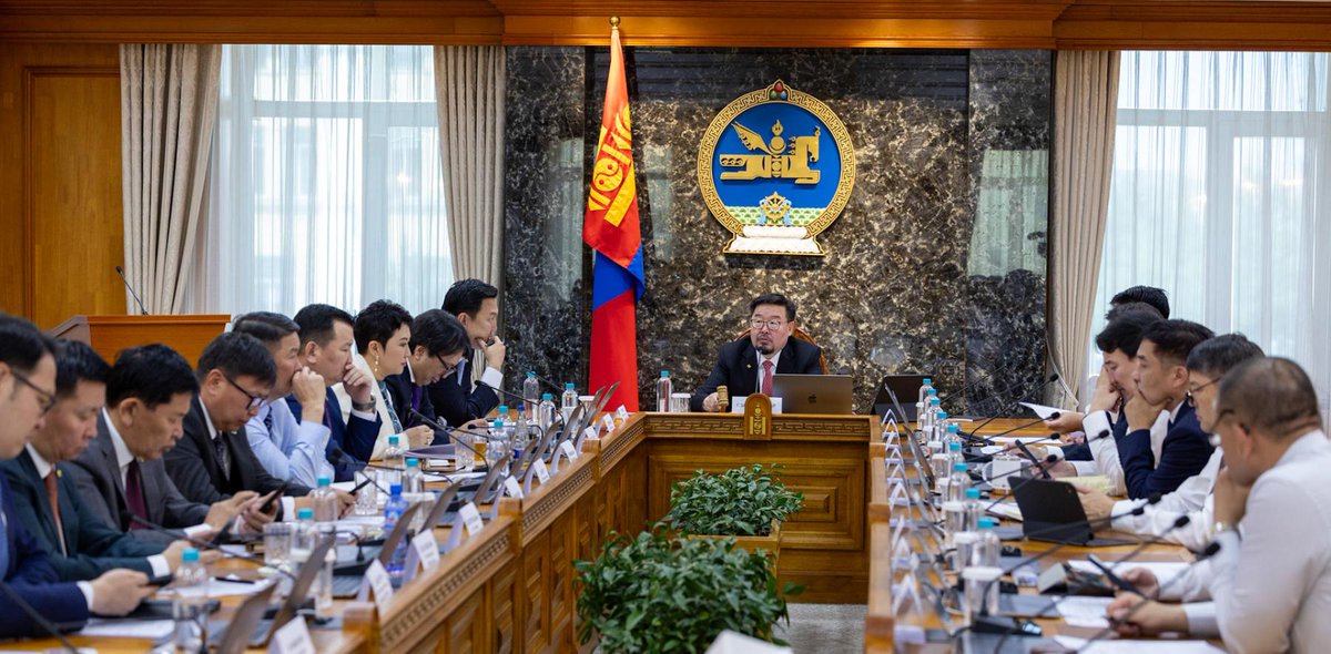 Mongolian Prime Minister Zandanshatar unveils his cabinet with promises of continuity and no dramatic change.

mongoliaweekly.org/post/mongolia-…

#mongolia #mongoliaprimeminister #zandanshatar