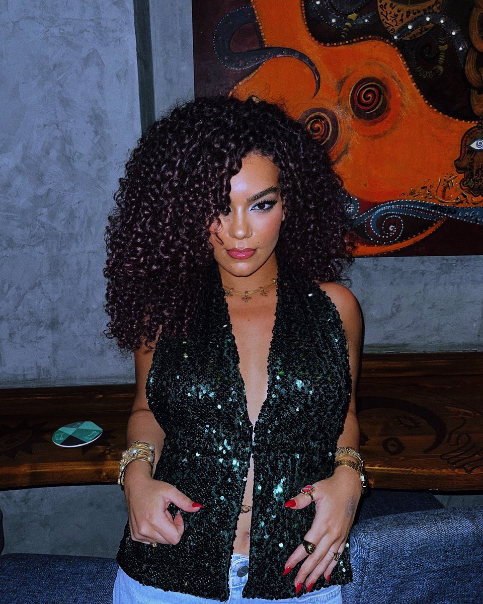 حلم الطفولة يتحقّق على المسرح 🎤✨
الفنانة بيري تكشف لـ”هي” كيف جعلها الراب صوت جيلها وتفاصيل مسيرتها الفنية من الشارع إلى الأضواء 
hiamag.com/node/178416
<a href="/theperrieoff/">ICON</a>