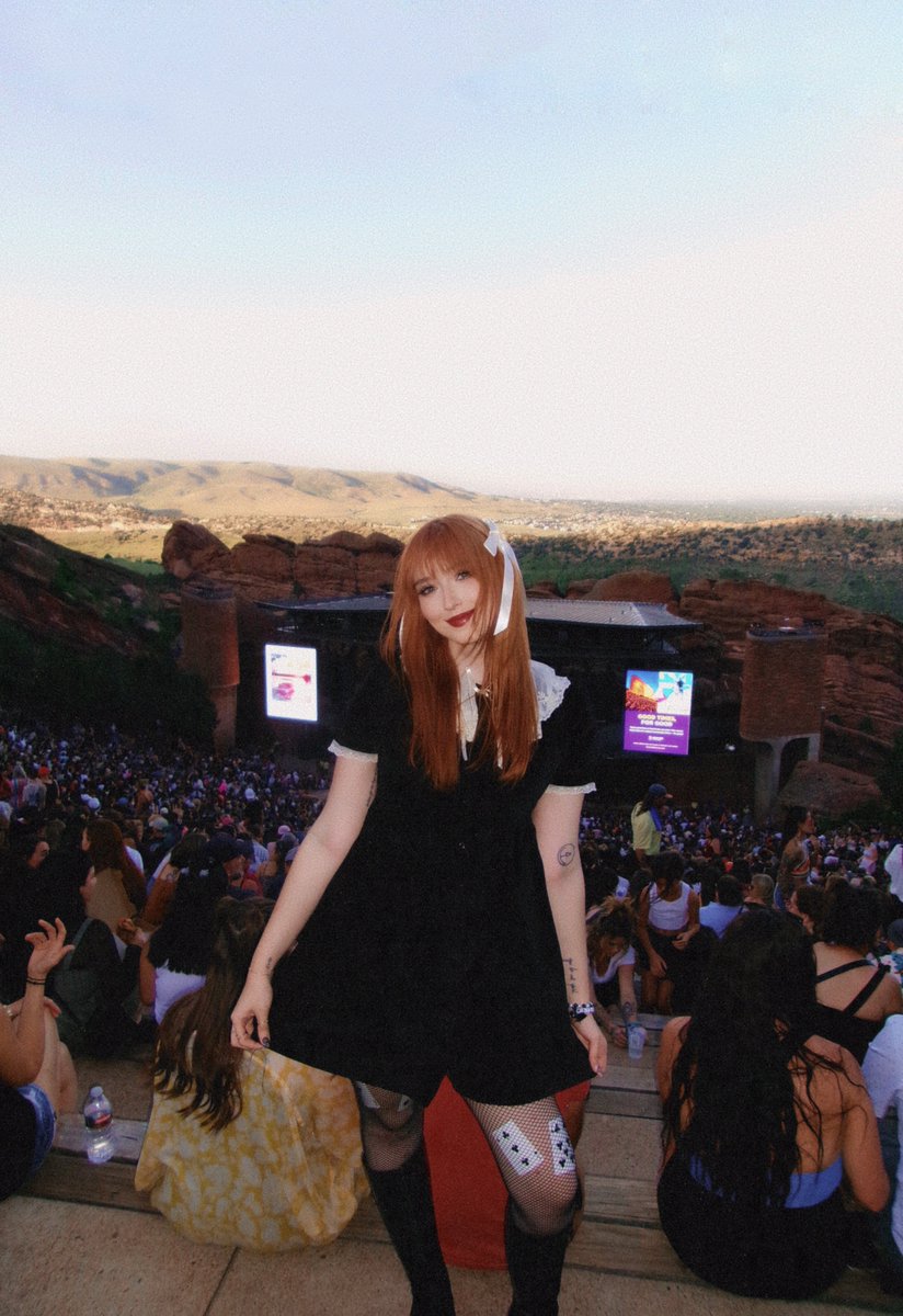 emilymahonn's tweet image. got away on a r̶o̶m̶a̶n̶ red rocks holiday 🤍 #ForMyLastTrickTour #RedRocks