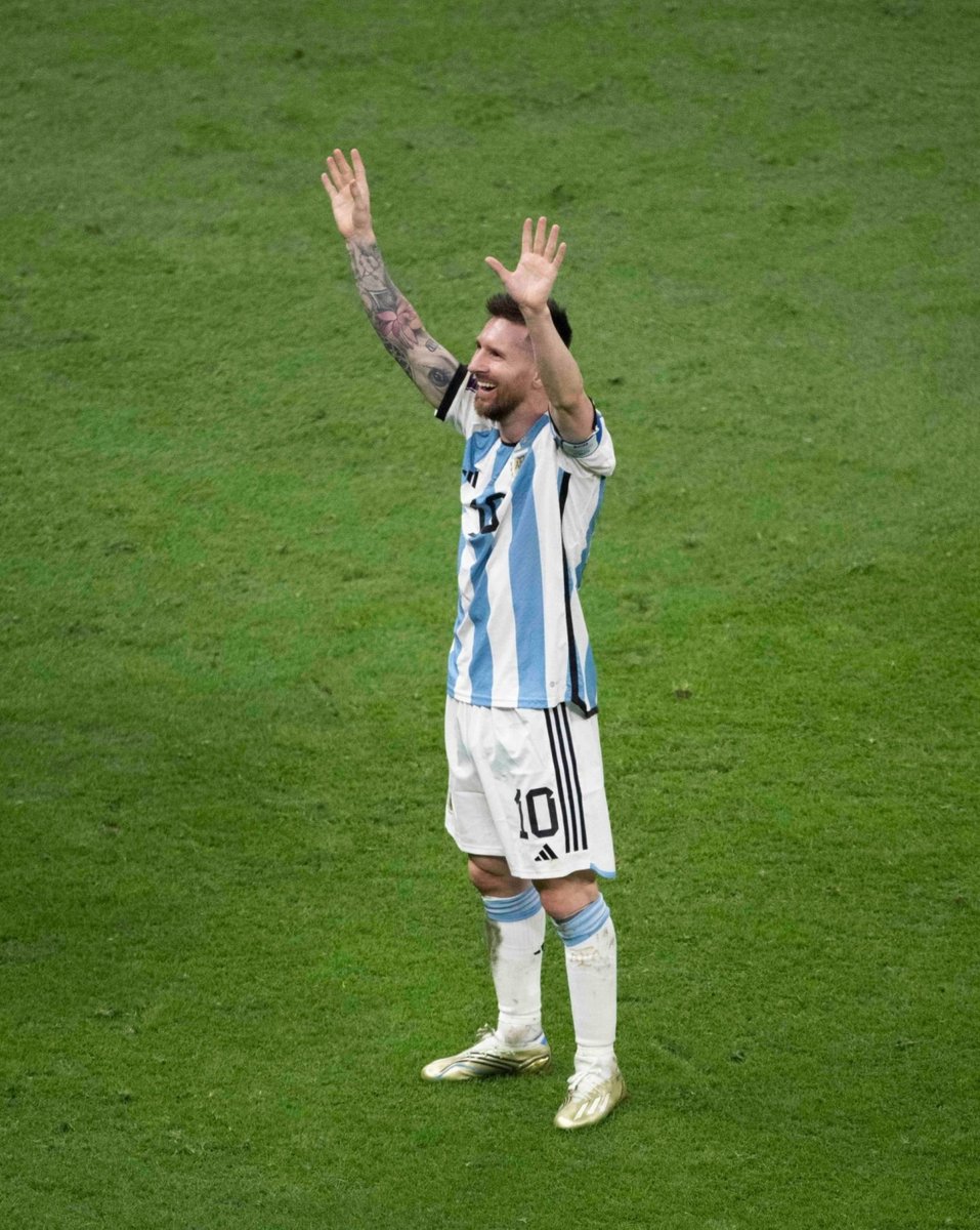 messivibe's tweet image. تلك المساحة المحصورة بين ذراعيك
تغنينا عن مُتسع كل هذا الكون، بل نختنق
في تفاصيلك وكأنها ثاني أكسيد الكربون!
وكأنها ربطة عُنق أحكمت قبضتها على رقبة واقعنا
نراقب تقوس شفاتك وأنت تبتسم ونبتسم
كحال إنعكاس جمال القمر على ذاك النهر
وإنعكاس الطيور على بقايا مطر الشتاء على ذاك الرصيف