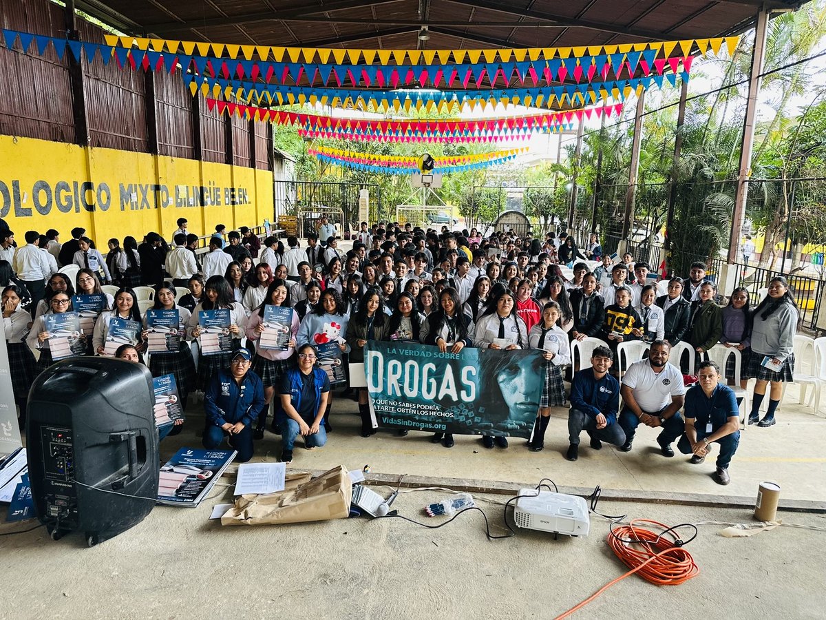 ConjuveGuate's tweet image. Prevención de la violencia escolar, consumo de drogas y derechos humanos, fueron los temas que 200 jóvenes del Colegio Tecnológico Mixto Bilingüe Belén, de #Barberena, #SantaRosa, abordaron en un taller promovido por #CONJUVE, @UPCV_gt, @SECCATID, @secretariasvet y @PDHgt. ✨🤝🏼