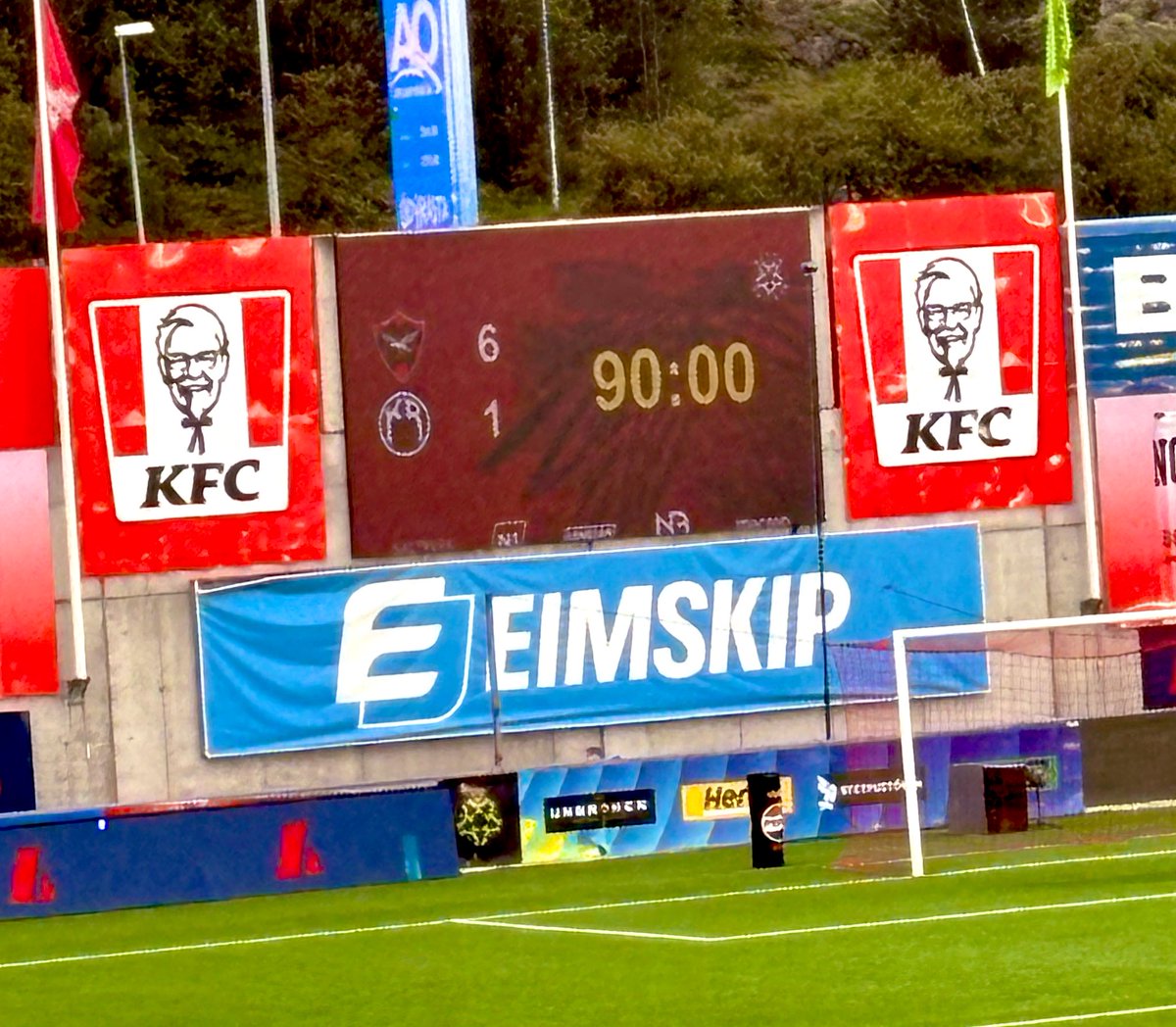 Svokallaður leikur kattarins að músinni. 🦅