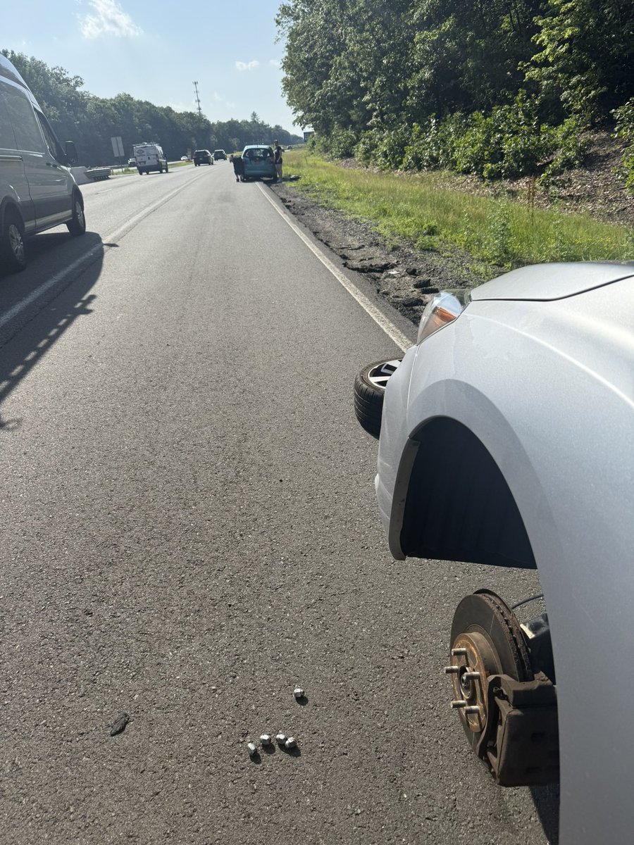 ElvisNTran's tweet photo. Cmon @MassDOT. 4 cars. All with a popped tired due to i90 west bound. https://t.co/xIZWEmrS1y