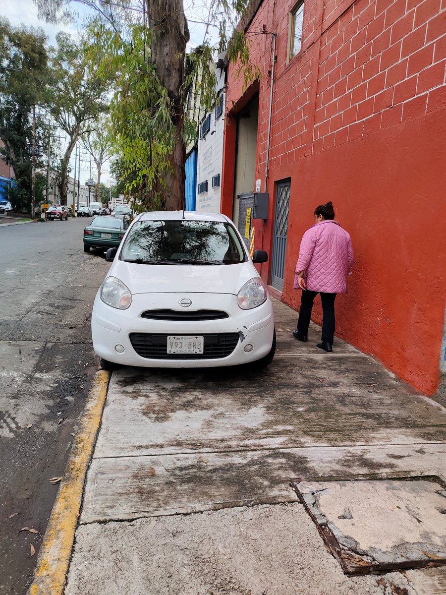 chilangodeldf's tweet photo. @UCS_CDMX  me puede ayudar con un tránsito ya que un carro está sobre la banqueta y los peatones no pueden pasar @TransitoCdMx  @SSP_CDMX
La calle es san estaban 48 en Azcapotzalco colonia santo tomas. https://t.co/OPUb6LVNar