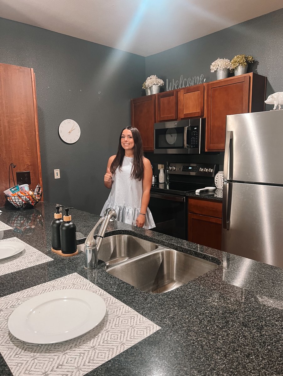 CampusVillageCS's tweet photo. Move-In Monday! 📦🏠

We’re only 54 days until move-in and we want to make sure you’re prepared! 🤩 As a reminder all kitchens include a refrigerator, dishwasher, oven, and microwave!🍴 Everything you need to cook the perfect meal!🥙 #lifisbetteratthevillage #cvcs #kitchengoals https://t.co/qXSTtDCEry