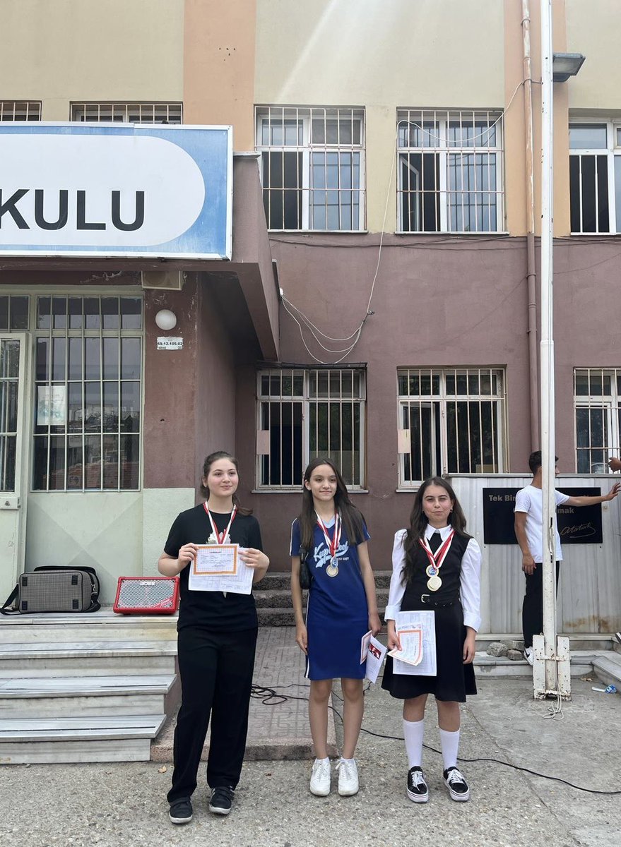 Şarköy Evrenosbey Ortaokulu (@evrenosbeyoo) on Twitter photo 2024-2025 Eğitim-Öğretim yılını başarıyla tamamlayarak Okul çapında dereceye giren öğrencilerimize madalyalarını verdik.Öğrencilerimizi tebrik eder,başarılarının devamını dileriz🙏👏 <a href="/IlceSarkoy/">Şarköy Milli Eğitim Müdürlüğü</a> <a href="/bariselma_/">Barış Elma</a> 2024-2025 Eğitim-Öğretim yılını başarıyla tamamlayarak Okul çapında dereceye giren öğrencilerimize madalyalarını verdik.Öğrencilerimizi tebrik eder,başarılarının devamını dileriz🙏👏 <a href="/IlceSarkoy/">Şarköy Milli Eğitim Müdürlüğü</a> <a href="/bariselma_/">Barış Elma</a>