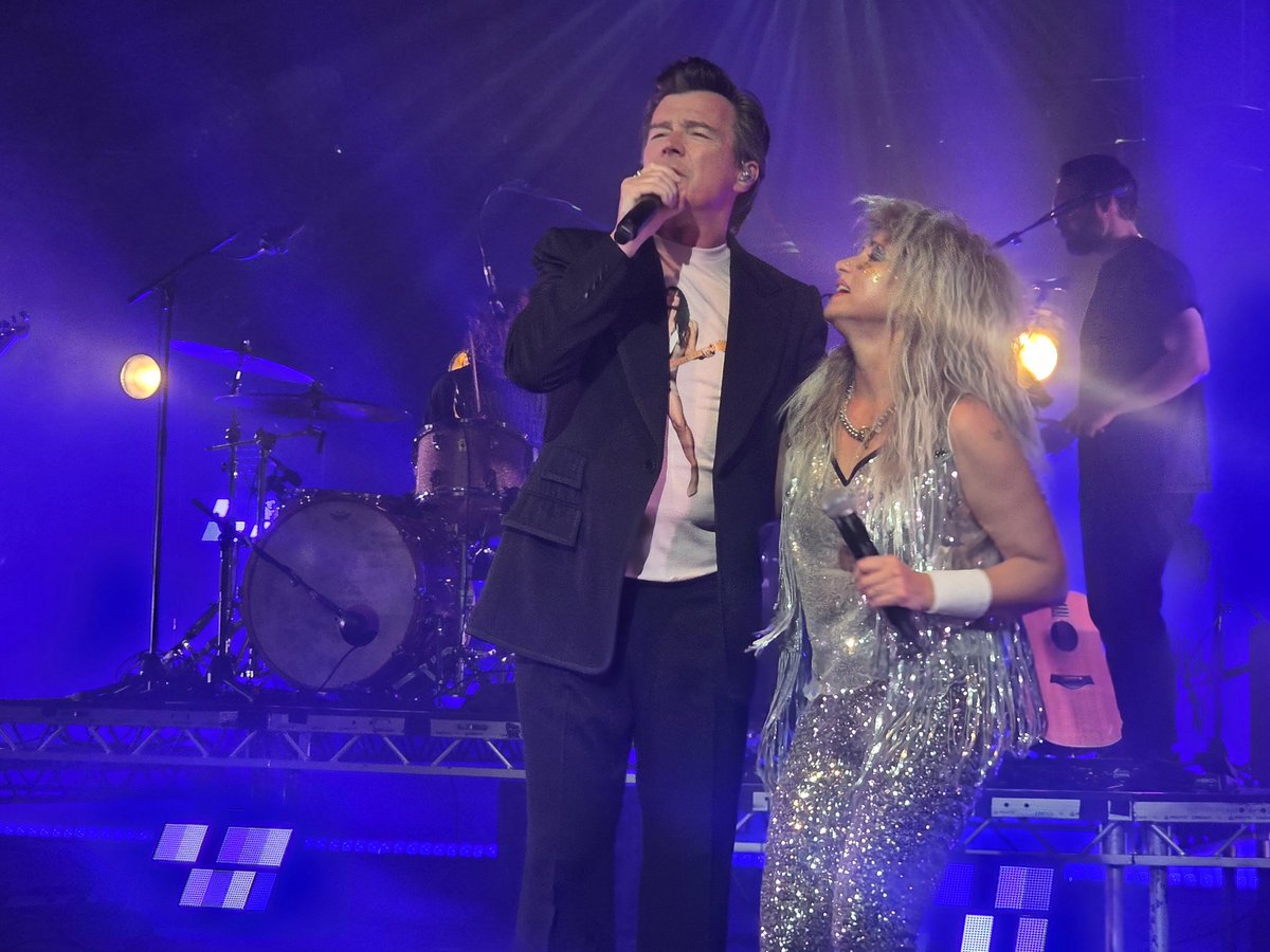 Suzy ๐ช ๐ (@xsuzyjs79x) on Twitter photo <a href="/KTTunstall/">KT Tunstall</a> and Rick Astley. My childhood heart loves this. โค๏ธ๐ฅน #RAH <a href="/KTTunstall/">KT Tunstall</a> and Rick Astley. My childhood heart loves this. โค๏ธ๐ฅน #RAH