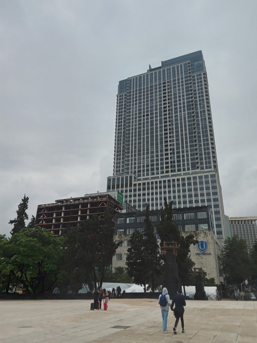 Entre tonos grises y algunos toques de color. 
Siguen los días de lluvia.
#CiudadDeMéxico #CDMX 
#monumentoalarevolución #reforma #lajuarez #SantaMaria