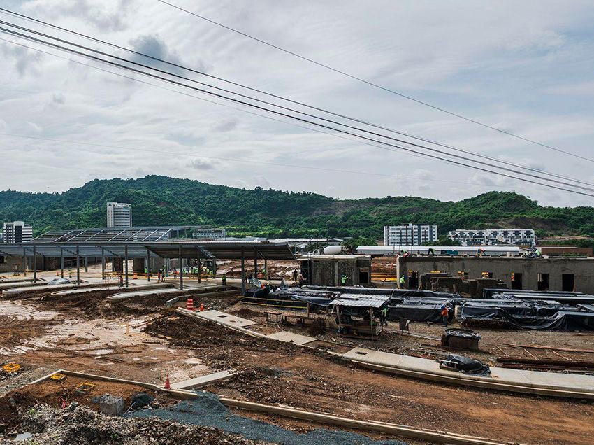 Se vienen dos soluciones importantísimas. Avenida del Bombero y Leopoldo Carrera. Avenida Rodrigo Chávez y Juan Tanca Marengo saliendo de Ciudad Colón. Y otra obra que se había convertido en una quimera es el Terminal Terrestre Municipal Costa, cuyo proceso se cayó cuatro veces.