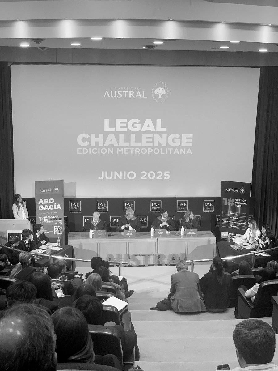 soficalderone's tweet image. ¡Ahora! La final del #AustralLegalChallenge 2025 en la @FCB_UnivAustral, cc @fernandomtoller, @IgnaciodeCasas 🧑⚖️👨⚖️