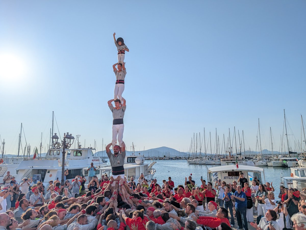 Crònica: els Castellers de Sants a l'Alguer (3)
▶️ Germanor entre les colles, la crida dels Mataresos i el futur de la llengua a la població:
✍️ Lluc Isern Pujol
👉 revistacastells.cat/2025/06/els-ca…
#castellers #castells