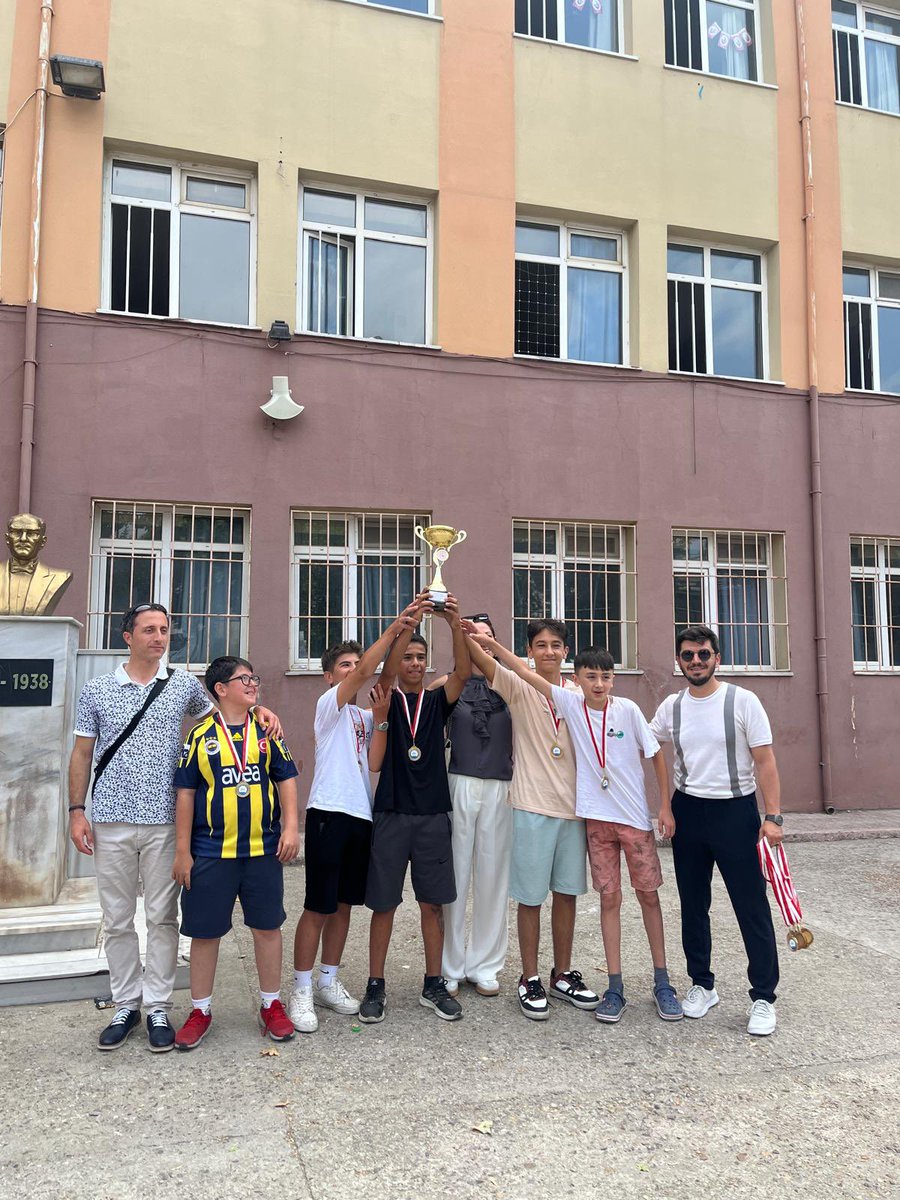 Şarköy Evrenosbey Ortaokulu (@evrenosbeyoo) on Twitter photo Futnet turnuvası şampiyonlarımıza madalya ve kupalarını verdik.Öğrencilerimizi ve koordinatör öğretmenimiz İbrahim OKUR’u tebrik ederiz 🙏👏 <a href="/IlceSarkoy/">Şarköy Milli Eğitim Müdürlüğü</a> <a href="/bariselma_/">Barış Elma</a> Futnet turnuvası şampiyonlarımıza madalya ve kupalarını verdik.Öğrencilerimizi ve koordinatör öğretmenimiz İbrahim OKUR’u tebrik ederiz 🙏👏 <a href="/IlceSarkoy/">Şarköy Milli Eğitim Müdürlüğü</a> <a href="/bariselma_/">Barış Elma</a>