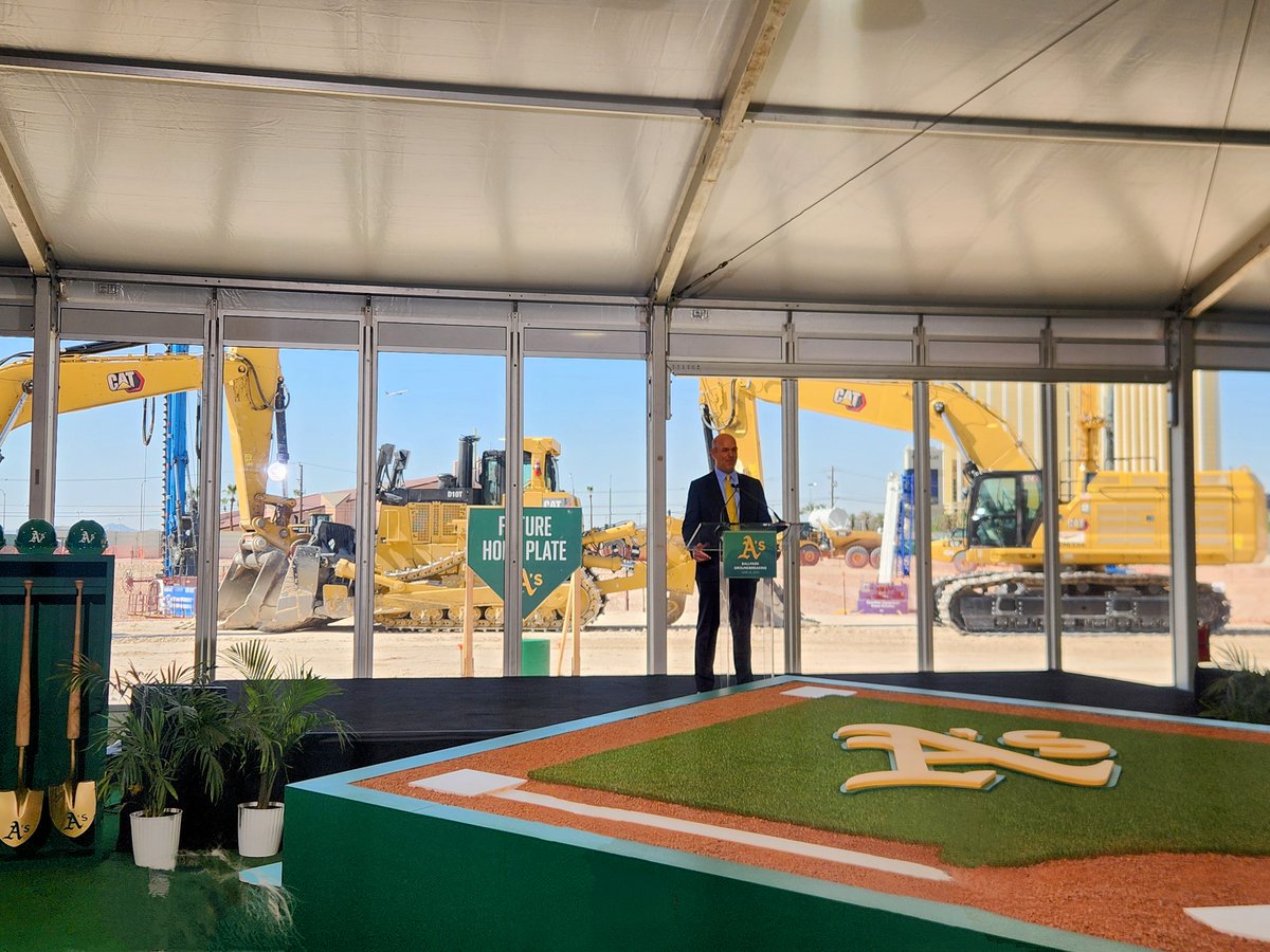 The heavy equipment staged behind A’s owner John Fisher at today’s stadium groundbreaking was 𝐫𝐞𝐧𝐭𝐞𝐝 𝐚𝐬 𝐩𝐫𝐨𝐩𝐬 𝐟𝐨𝐫 𝐭𝐡𝐞 𝐝𝐚𝐲 and isn’t being used in construction, a PR person confirmed. 1/3

#Athletics #LasVegas #StadiumDeals #ENR #RentAGroundbreaking