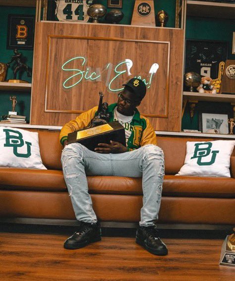 5⭐️ EDGE Jamarion Carlton on his official visit to #Baylor. He will be choosing from his top 6 schools on July 10th. 
📸 via instagram
#SicEm