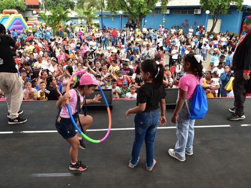 Llevamos la banda municipal a lugares vulnerados por la delincuencia. En Zumar con programas, atenciones, clases de pintura, actuación, teatro, danza. Hemos impulsado a más de 150.000 niños de escasos recursos, dándoles opciones de recreación y formación.

#CiudadDeTodos