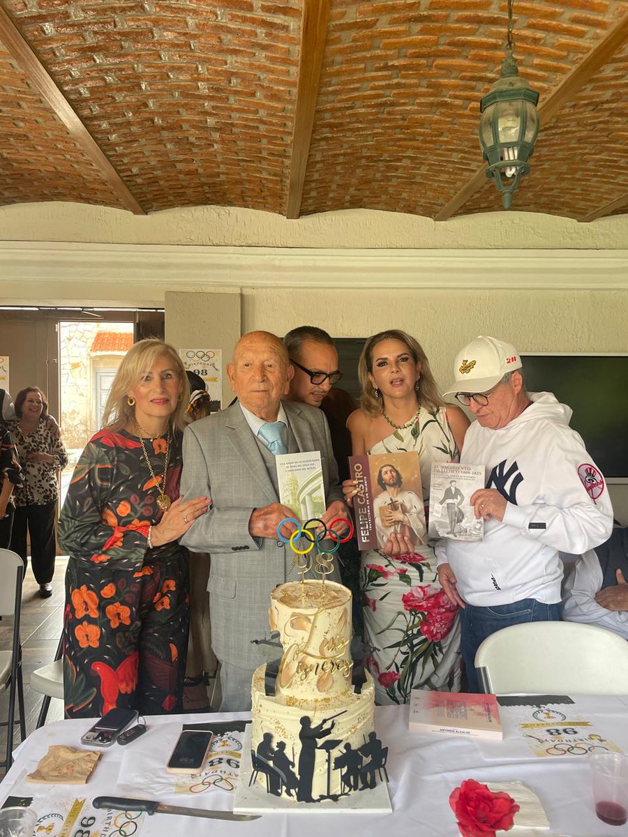 Enrique Ibarra (@enriqueibarrap) on Twitter photo Junto con sus hijos Esther, <a href="/luiscisnerosq/">Luis Cisneros</a>; y el Dr. <a href="/HectorRaulPG/">Héctor Raúl Pérez G.</a> disfrutamos la lúcida conversación y el talento musical del homenajeado.
¡Enhorabuena también a sus nietos, <a href="/montsepcisneros/">Montse Pérez</a>, Aranzazú, Alonso, Kehily, Paulina y mi amigo <a href="/15_matthew/">Alan Matthew Cisneros</a>! Junto con sus hijos Esther, <a href="/luiscisnerosq/">Luis Cisneros</a>; y el Dr. <a href="/HectorRaulPG/">Héctor Raúl Pérez G.</a> disfrutamos la lúcida conversación y el talento musical del homenajeado.
¡Enhorabuena también a sus nietos, <a href="/montsepcisneros/">Montse Pérez</a>, Aranzazú, Alonso, Kehily, Paulina y mi amigo <a href="/15_matthew/">Alan Matthew Cisneros</a>!