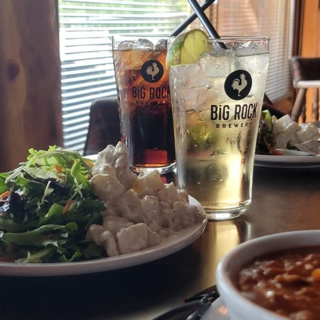 Here comes July in the #CanadianRockies! Stay with us while you explore the #IcefieldsParkway and Banff and Jasper National Parks. Enjoy the #hiking and #attractions while we take care of you with food, lodging, shopping, and fun! 

thecrossingresort.com/features/summe…

#accommodations