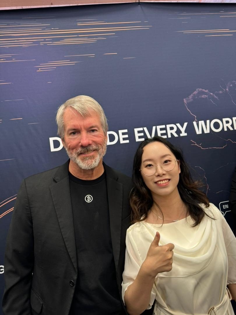 LeedMiner_Dora's tweet photo. Met Michael Saylor in BTC PRAGUE
He redefined Bitcoin's destiny. We're honored to stand in this era he shaped.
Continuous inspiration for every miner building tomorrow.
#BitcoinLegacy #SaylorEffect #MiningTheFuture https://t.co/qG7sLKgsof