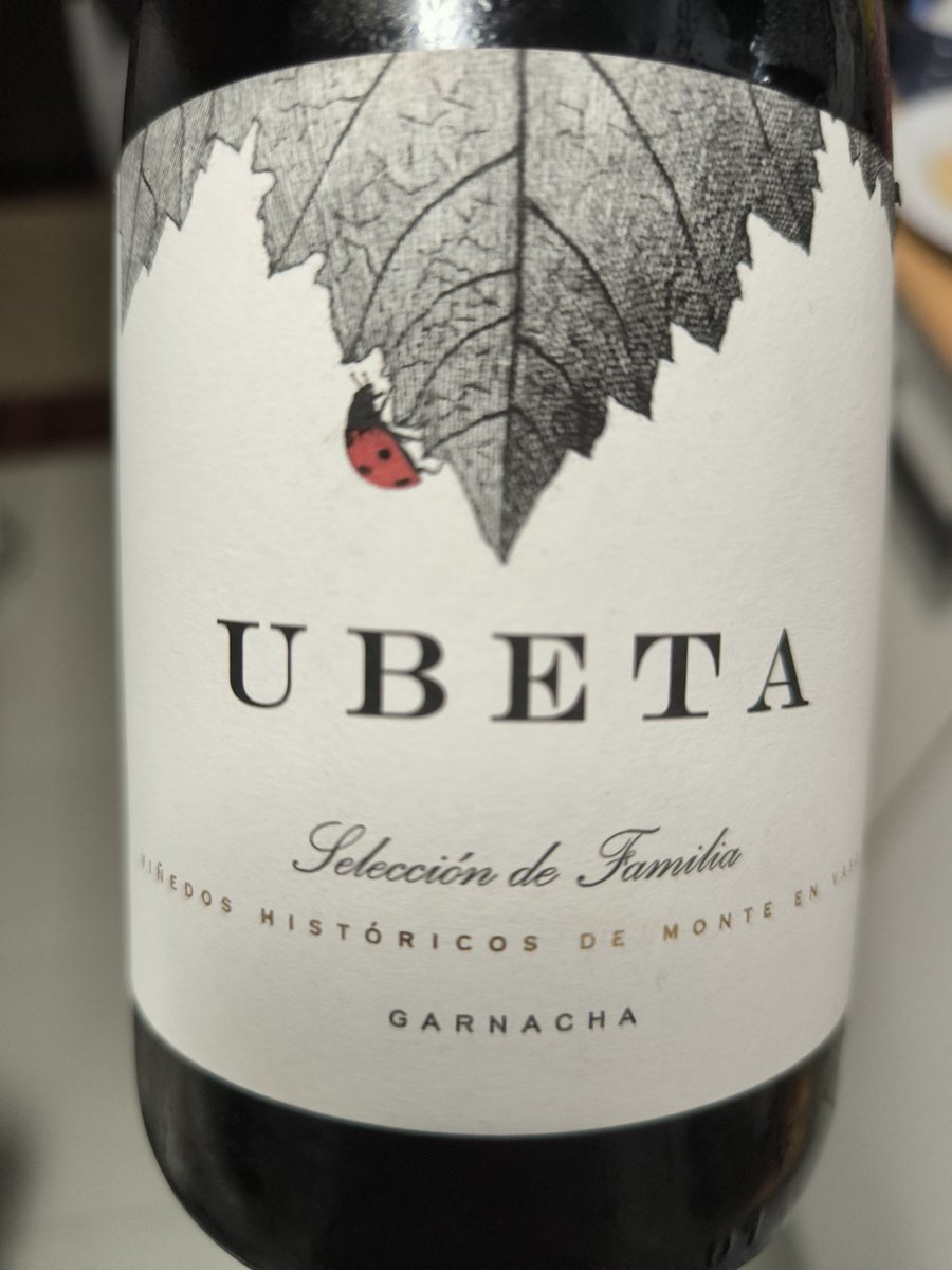 Me encanta el ritual de llegar a casa y abrir un buen vino. Y no hace falta ni que sea San Juan ni que haya hogueras. Es un ritual para el día a día. Costumbrismo fetén, gracias a <a href="/elretrogusto/">Ana - El retro 🍷🍺</a> .