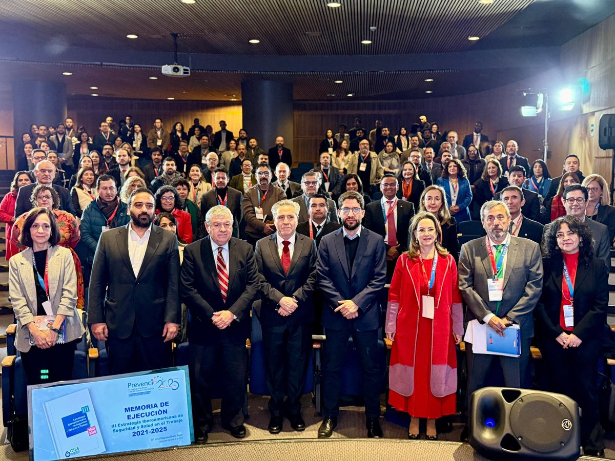 📌 #Prevencia2025 | Se inauguró en Santiago 🇨🇱 la XIV edición del Congreso de Prevención de Riesgos Laborales en Iberoamérica, con delegaciones de toda la región 🌎 y autoridades comprometidas con la #SST 👷🏾‍♂️👷🏻‍♀️

📄 Nota 👉🏼 acortar.link/4FkGhr
🎥 En VIVO acortar.link/9FNueR