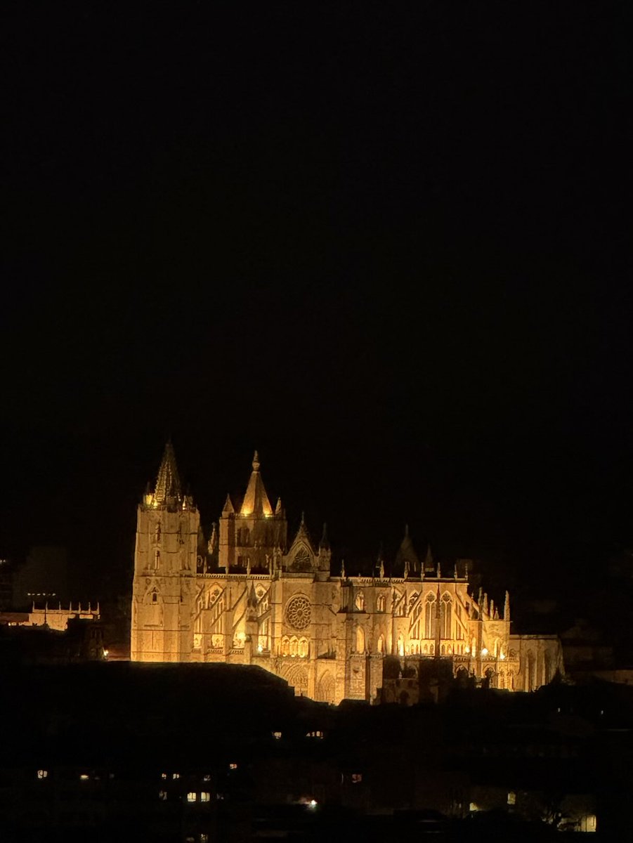 Otro año más captando los fuegos en la noche más mágica del año. #focusleon #leónesp #leonespaña  #agendaleon #leoncultural #ocioleon #culturaleon #eventosleon #leonesp #agendaleoncultural #leonspain #leoncultura #leonciudad