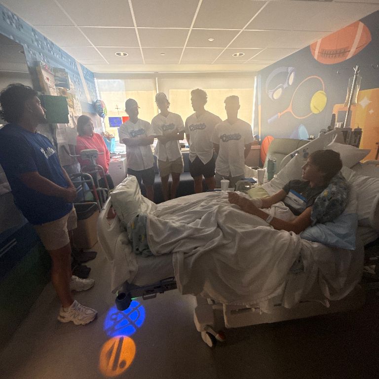 EvilleOtters's tweet photo. Some of our players spent their off day spending some time with kids at @peytonchildrens here in Evansville! 

Thank you to Ascension @StVincentIN Evansville for having us! https://t.co/9POmqIaApT