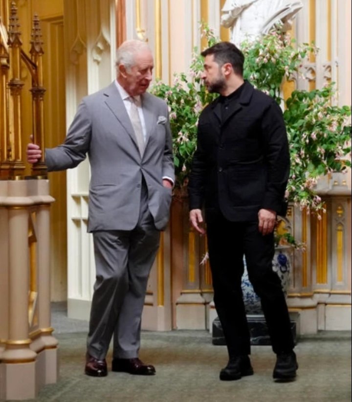 Zelensky wearing a suit, when he met a proper king.

He is a legend 😂😂😂😂.